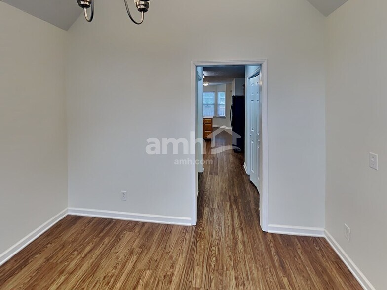 Building Photo - 204 Creekwood Dr