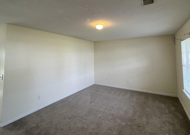 Building Photo - 221 Fox Grove Cir