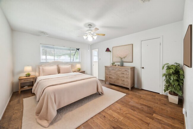 Building Photo - 5359 Little John Ln