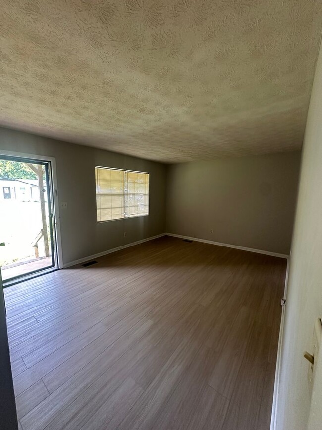 Building Photo - 305 Wilson Dr SW