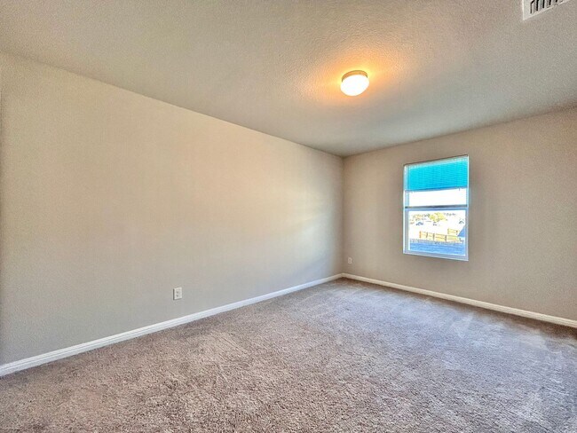 Building Photo - Stunning 4-Bed + Office Home in Lagos Community!