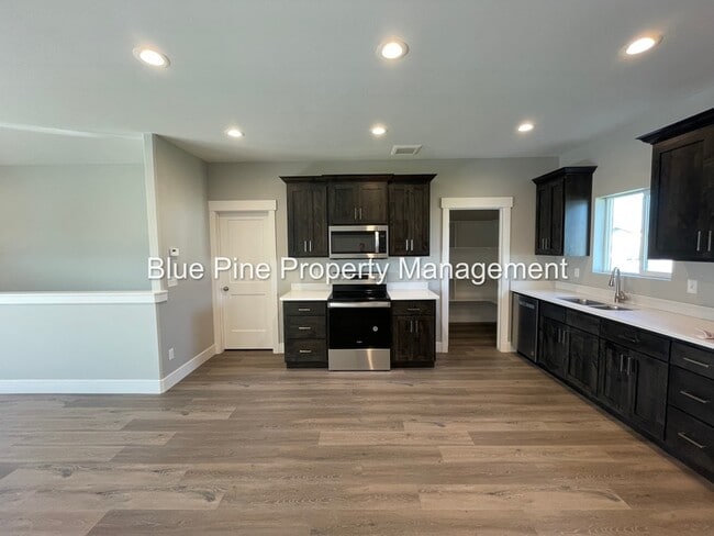 Building Photo - 5844 Wildrose Ave