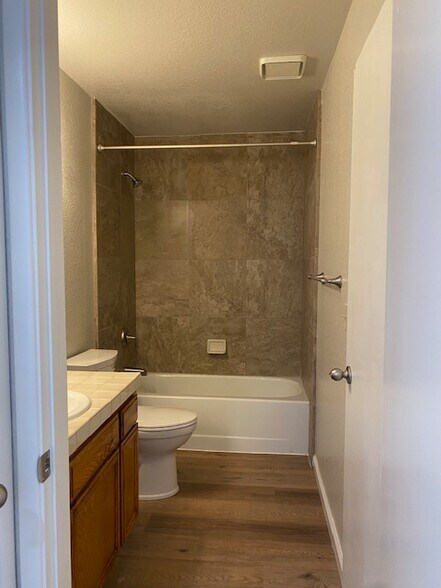 Building Photo - 1806 Woodlake Dr