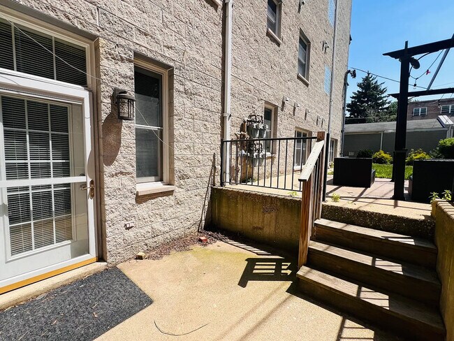 Building Photo - 1761 W Morse Ave