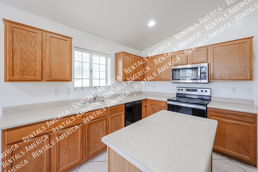 Building Photo - 13182 W Cypress St