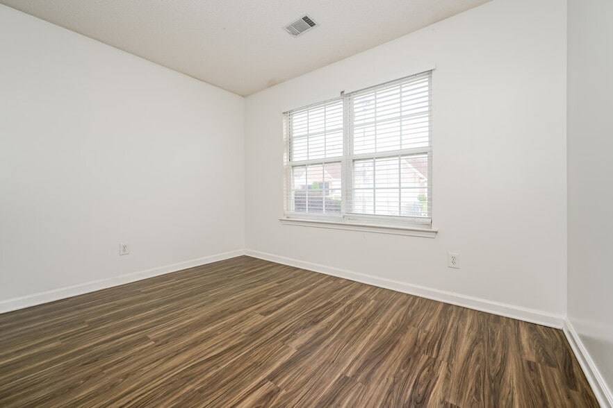 Building Photo - 2167 Red Oak Cir