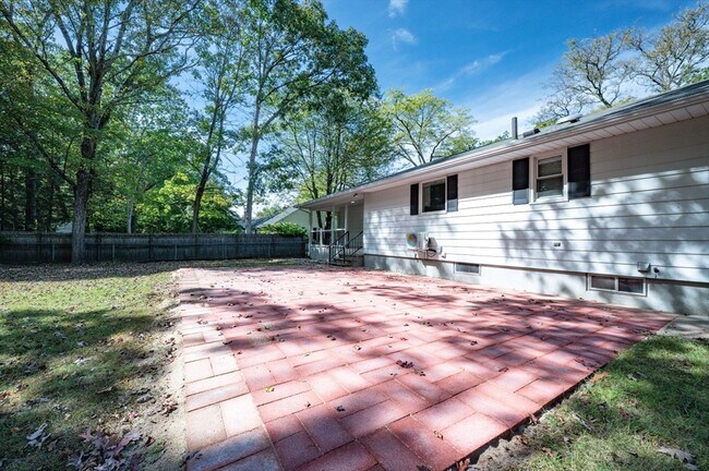 Building Photo - 557 Maple Rd