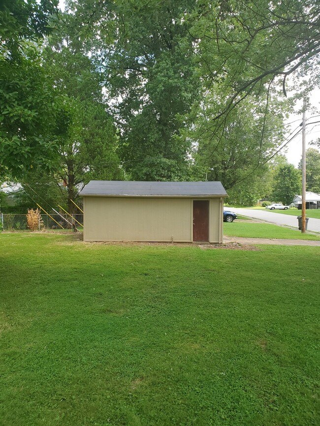 Building Photo - 3 Bedroom House w/garage