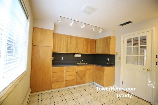 Building Photo - Santa Rosa: 3 bedroom, 2 1/2 bath Home wit...
