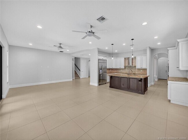 Building Photo - 259 Calmo Cir