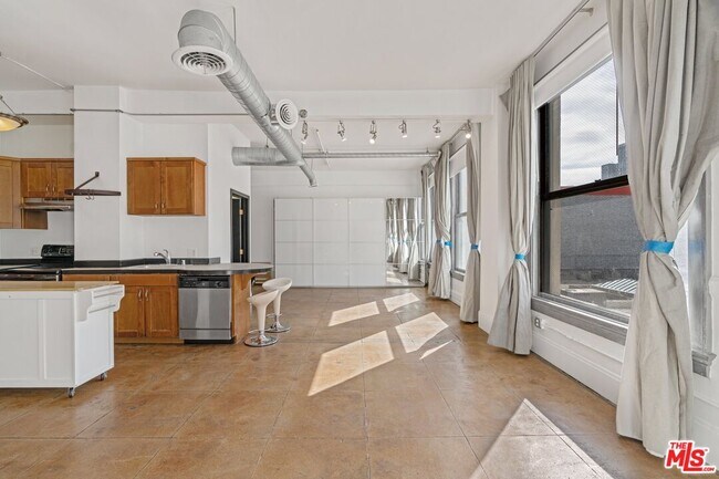 Building Photo - 108 W 2nd St