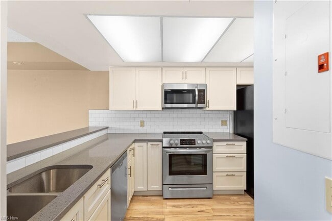 Building Photo - 1444 W 10th St