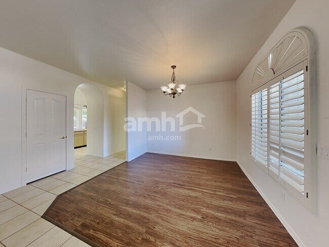 Building Photo - 13381 W Wilshire Dr