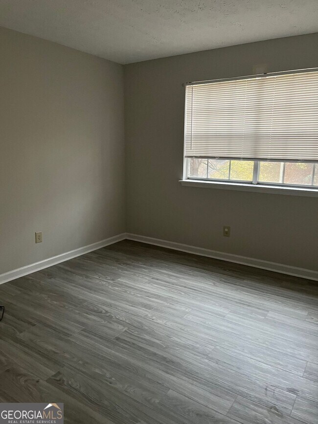 Building Photo - 1560 Pin Oak Ln SE