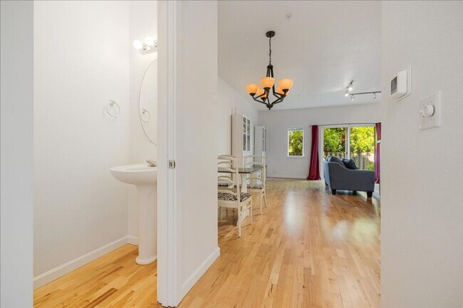 Building Photo - Crisp, Updated Townhome Near Nike & Shopping
