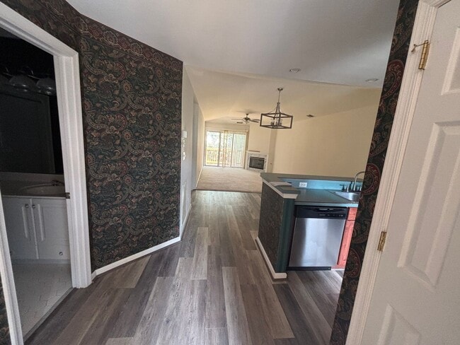 Building Photo - Charming 2 Bedroom Condo Located in York C...