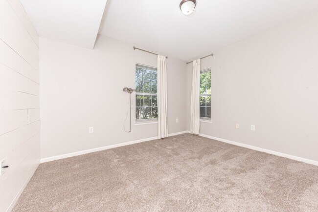 Building Photo - 2646 S Knightsbridge Cir