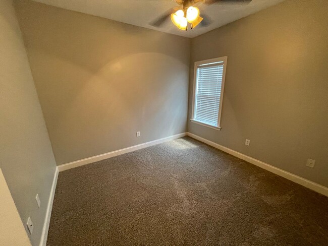 Building Photo - 3/2 for Rent in Farmington Station! Availa...