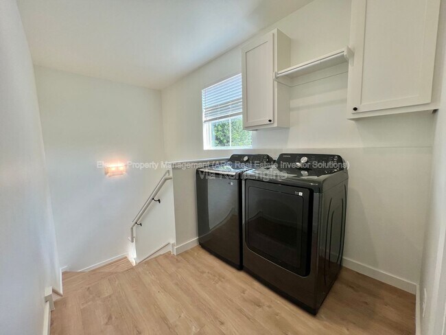 Building Photo - 216 E Hurd St