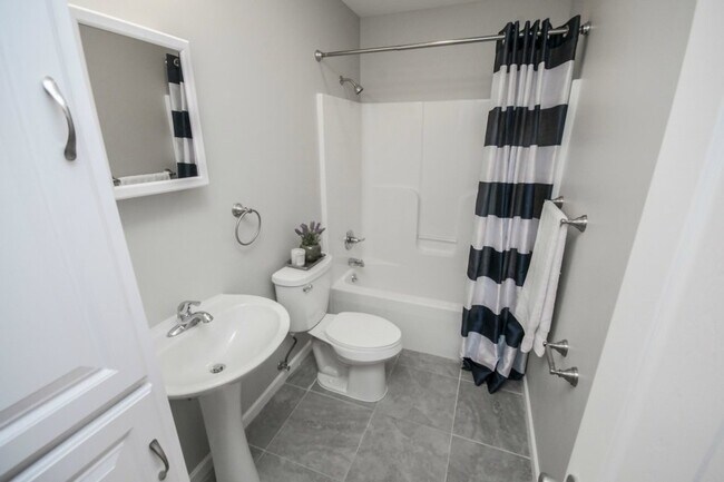 Building Photo - Updated 2 Bedroom Rental (Duplex)- $1100/Month