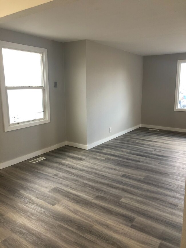 Building Photo - Recently Remodeled Home for Rent, Knolls V...