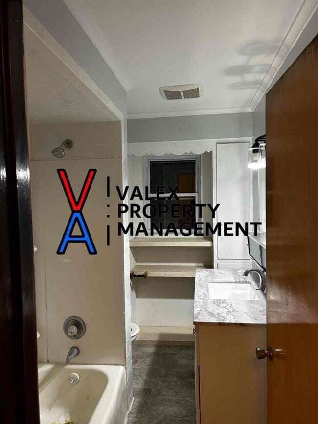 Building Photo - Welcome to your newly remodeled 2-bedroom, 1-bathroom apartment in beautiful Clarks Summit, PA