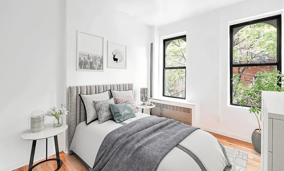 Building Photo - 220 W 10th St