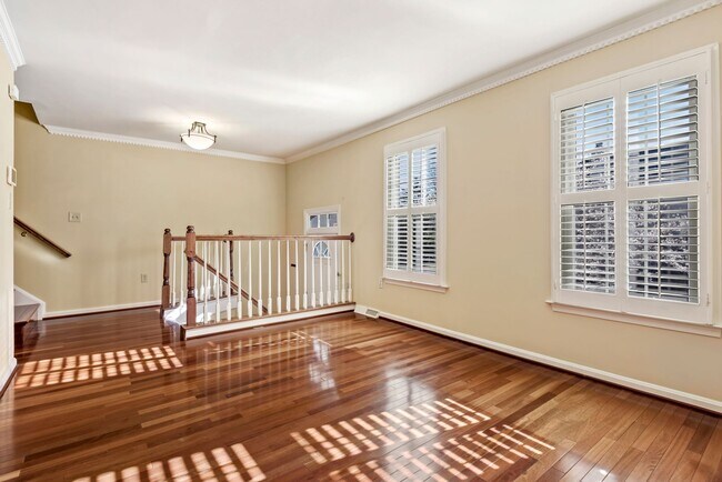 Building Photo - 8015 Merry Oaks Ln