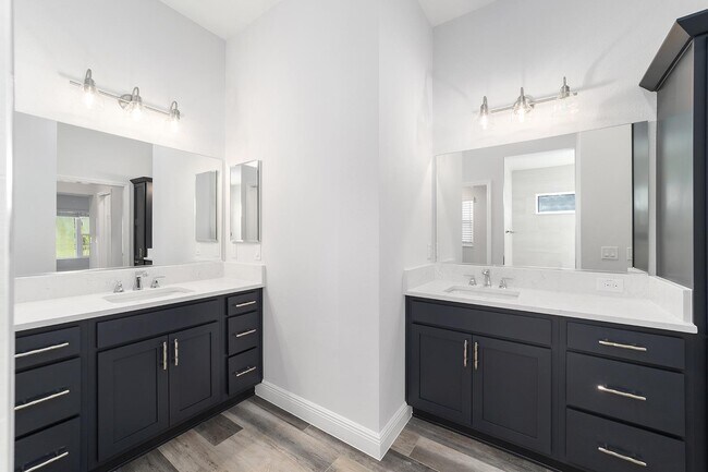 Large Master Bath - 1577 Whalin Way