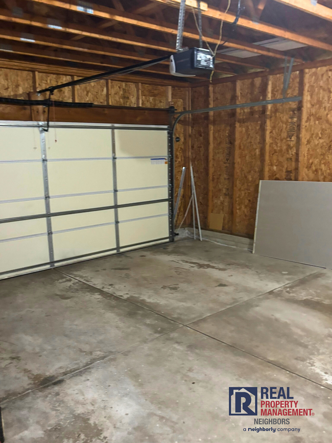 Building Photo - Three Bed, Two Bath Furnished Home Availab...