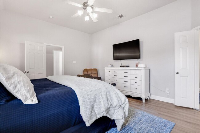 Building Photo - Beautiful house includes oversized covered Front Porch, features 4 Beds, 2 Baths, Study, Gameroom...