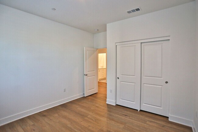 Building Photo - 5 Bedroom SFR in Irvine