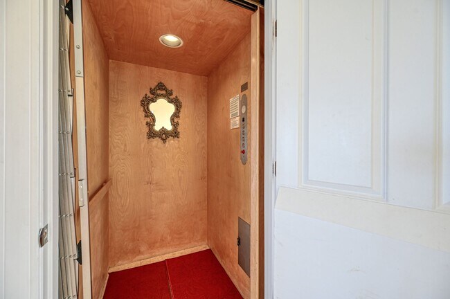 Building Photo - RENT MONTHLY THIS AMAZING HOME THIS OFF-SE...
