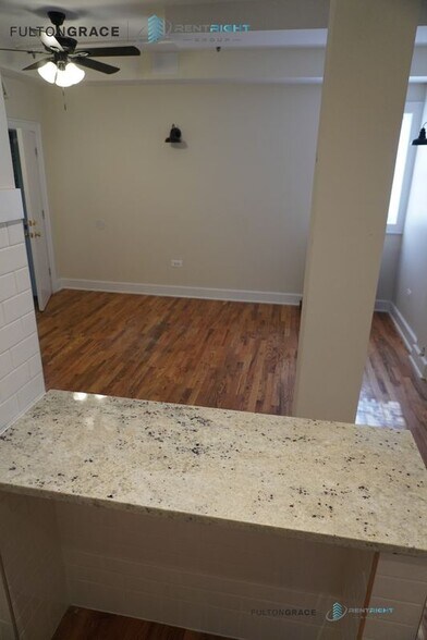 Building Photo - 2065 W Lawrence Ave