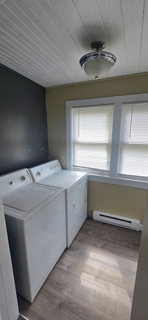 Building Photo - 3 Bedroom House with large yard and extra space!