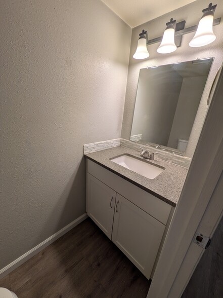 Powder room main floor - 664 Walden Ct