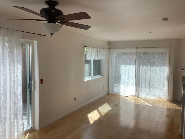 Building Photo - Updated 2 bedroom, 2 1/2 bathroom townhouse in downtown Sebastopol