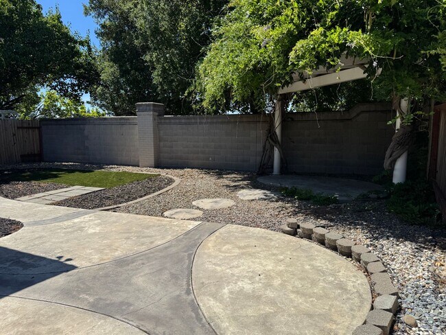 Building Photo - Charming single home in Roseville!