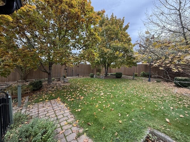 Building Photo - 501 NE Broadway St