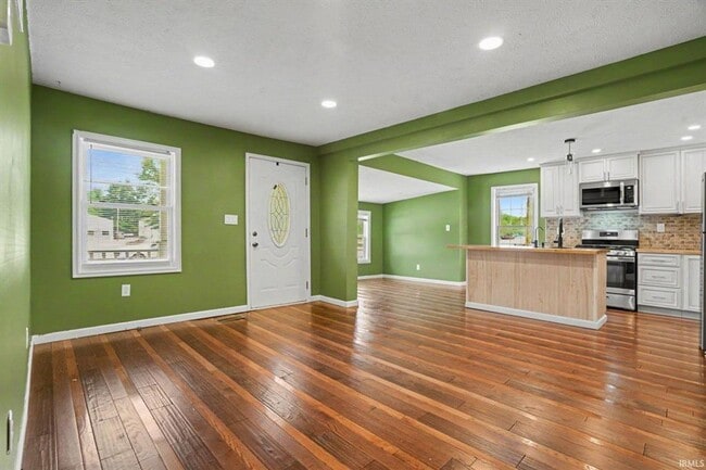 Building Photo - Completely remodeled home located on the north side of South Bend