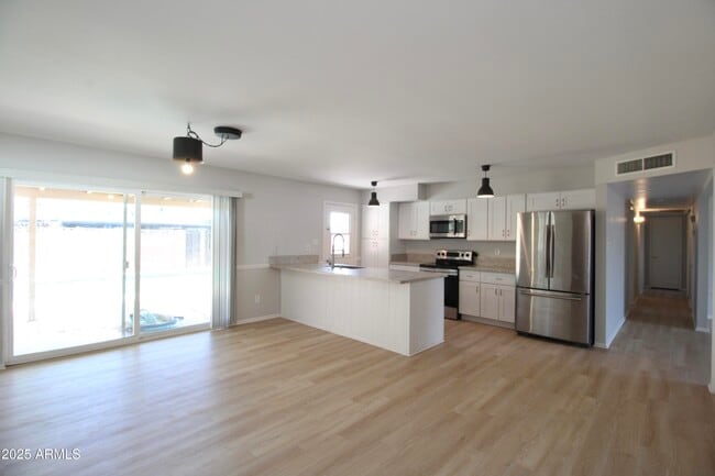 Building Photo - 537 E Laguna Dr