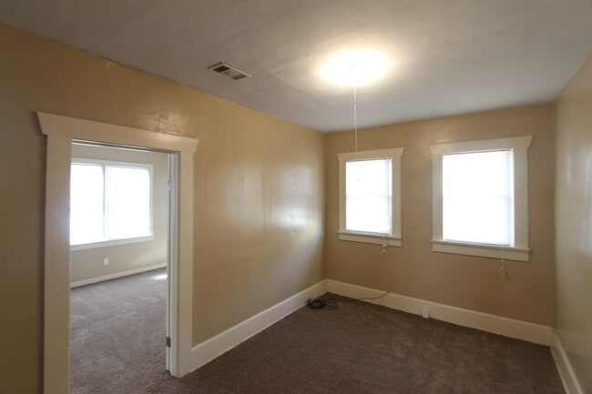 Building Photo - New On The Market! Fresh New Updates!! Bet...