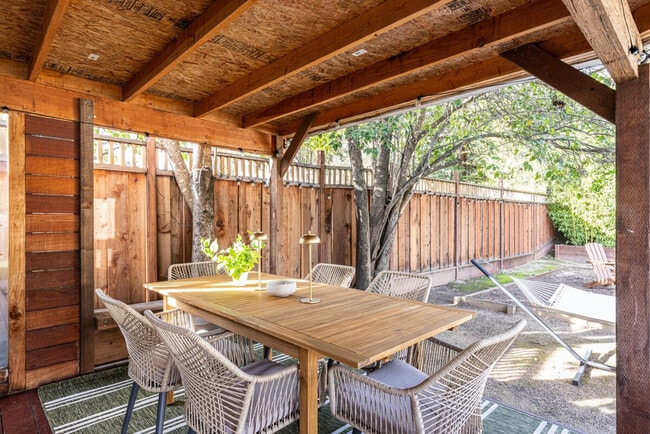 Building Photo - 831 Patchett St