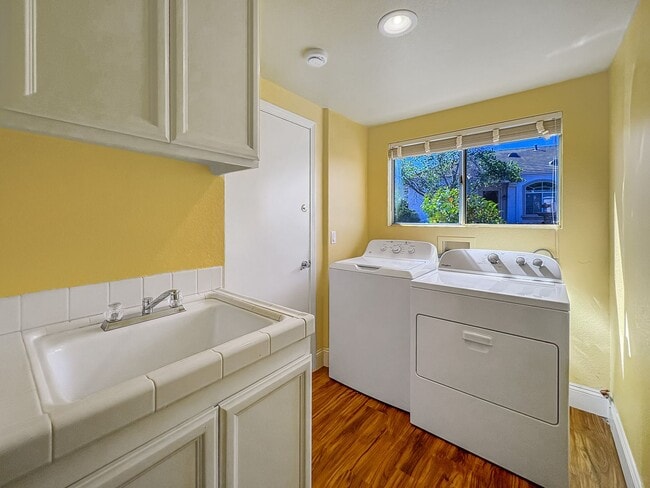 Building Photo - Spacious 4B/3BA Home with Scenic Views and...
