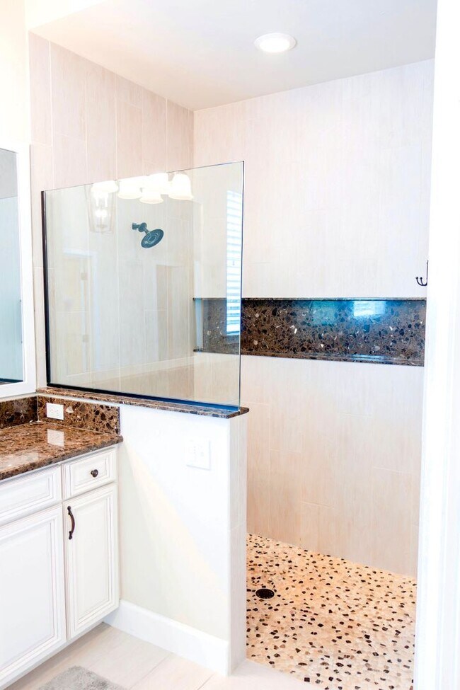 Building Photo - Vibrant 4/3 home in Longleaf!