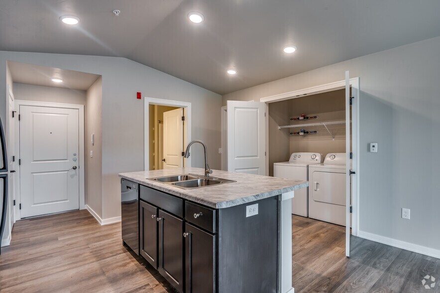 2BR, 2BA - 929SF - Kitchen - Fox Crossing Creek Apartments