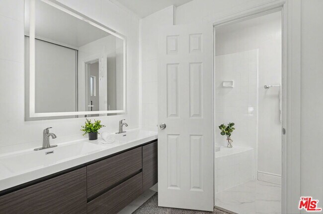 Building Photo - 14850 Hesby St