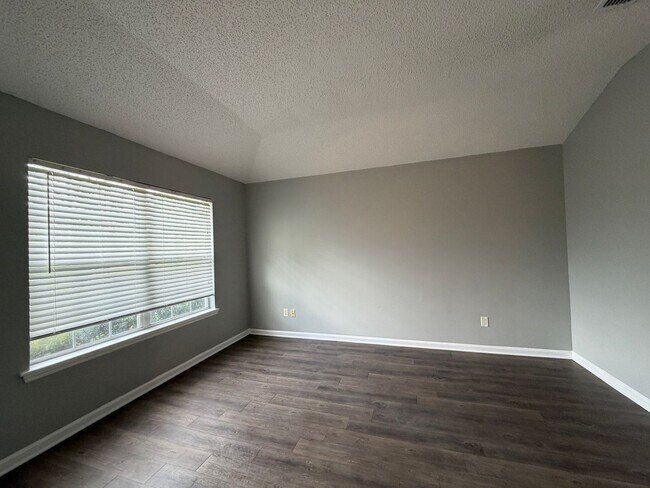 Building Photo - 3041 Southhall Ct