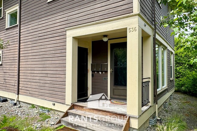 Building Photo - Well-Maintained Triplex Unit in Desirable South Capitol Neighborhood!