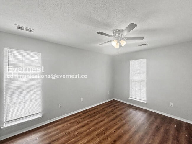 Building Photo - 3400 Laurelwood Dr